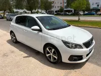 Usado Peugeot 308 Allure 130 CV (95 kW) 2018 Blanco Berlina