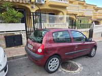 Usado Renault Clio II 75 CV (55 kW) 2002 Granate Berlina