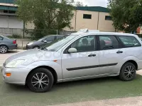 Usado Ford Focus Ambiente 100 CV (73 kW) 2000 Gris / plata Familiar