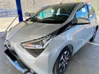 Usado Toyota Aygo X-play 69 CV (50 kW) 2019 Gris / plata Utilitario