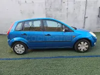 Usado Ford Fiesta 80 CV (58 kW) 2005 Azul Utilitario