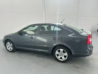 Usado Skoda Octavia Ambition 105 CV (77 kW) 2012 Gris / plata Berlina
