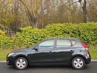 Usado Hyundai i30 Classic 109 CV (80 kW) 2009 Negro Berlina