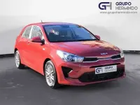 Usado Kia Rio 84 CV (61 kW) 2023 Rojo Berlina