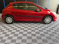 Usado Peugeot 207 75 CV (55 kW) 2008 Granate Berlina