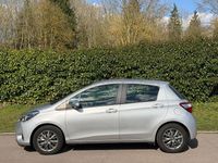 Usado Toyota Yaris Hybrid Advance 100 CV (73 kW) 2018 Gris / plata Berlina