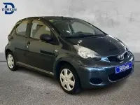 Usado Toyota Aygo 68 CV (50 kW) 2010 Gris Utilitario