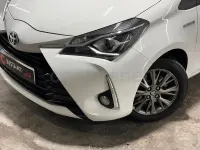 Usado Toyota Yaris Hybrid Active 100 CV (73 kW) 2019 Blanco Berlina