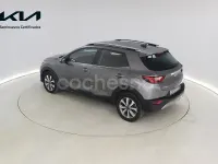 Usado Kia Stonic 100 CV (73 kW) 2025 Gris / plata SUV