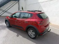 Usado Dacia Sandero Comfort 91 CV (66 kW) 2021 Granate Berlina