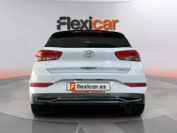 Usado Hyundai i30 120 CV (88 kW) 2021 Blanco Berlina