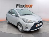 Usado Toyota Yaris Hybrid Active 100 CV (73 kW) 2019 Gris Berlina