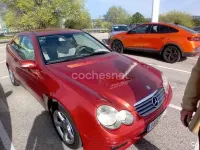 Usado Mercedes C200 122 CV (89 kW) 2005 Granate Berlina