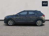 Usado Kia Stonic 100 CV (73 kW) 2022 Gris / plata SUV
