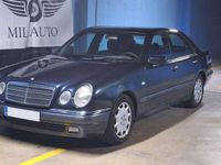 Usado Mercedes E300 Elegance 177 CV (130 kW) 1998 Azul Berlina