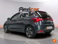 Usado Hyundai i20 100 CV (73 kW) 2022 Gris Utilitario