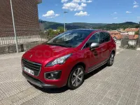 Usado Peugeot 3008 Allure 120 CV (88 kW) 2014 Granate Familiar
