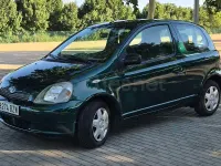 Usado Toyota Yaris Terra 68 CV (50 kW) 2002 Verde Berlina