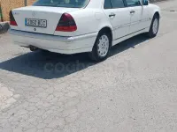 Usado Mercedes C200 Elegance 136 CV (100 kW) 2001 Blanco Berlina