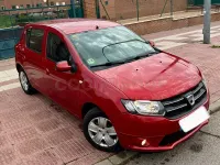 Usado Dacia Sandero Lauréate 90 CV (66 kW) 2013 Granate Berlina