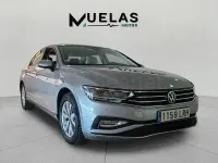 Usado VW Passat 122 CV (89 kW) 2021 Gris / plata Berlina