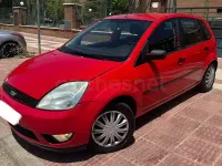 Usado Ford Fiesta Trend 80 CV (58 kW) 2004 Rojo Utilitario