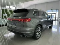 Käytetty VW Touareg 231 HP (169 kW) 2025 Harmaa Katumaasturi