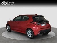 Usado Toyota Yaris Hybrid Active 116 CV (85 kW) 2022 Rojo Monovolumen