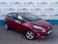 Usado Ford Fiesta Trend 82 CV (60 kW) 2012 Granate Berlina