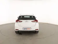 Usado Toyota Auris Active 90 CV (66 kW) 2016 Blanco Berlina