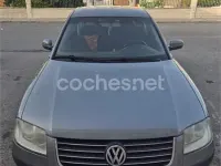 Usado VW Passat Highline 130 CV (95 kW) 2003 Gris / plata Berlina