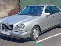 Usado Mercedes E300 Avantgarde 136 CV (100 kW) 1998 Gris / plata Berlina