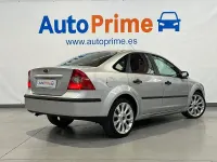 Usado Ford Focus Trend 115 CV (84 kW) 2006 Gris / plata Berlina