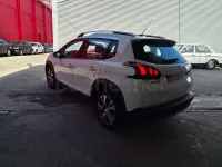 Usado Peugeot 2008 Allure 100 CV (73 kW) 2018 Blanco SUV
