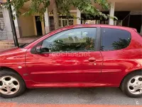 Usado Peugeot 206 75 CV (55 kW) 2002 Rojo Berlina