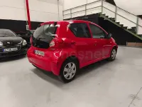 Usado Toyota Aygo 54 CV (39 kW) 2007 Rojo Utilitario