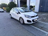 Usado Kia Rio 84 CV (61 kW) 2015 Blanco Berlina