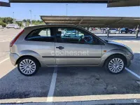 Usado Ford Fiesta 68 CV (50 kW) 2005 Gris / plata Utilitario