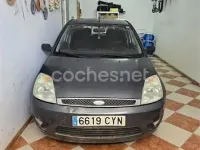 Usado Ford Fiesta Ambiente 68 CV (50 kW) 2004 Azul Utilitario