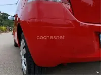 Usado Toyota Yaris Live 69 CV (50 kW) 2011 Rojo Utilitario