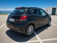 Usado Peugeot 208 Allure 110 CV (80 kW) 2017 Negro Utilitario