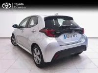 Usado Toyota Yaris Hybrid Active 116 CV (85 kW) 2025 Gris / plata Berlina