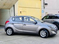 Usado Hyundai i20 85 CV (62 kW) 2014 Gris / plata Utilitario