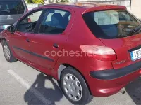 Usado Peugeot 206 75 CV (55 kW) 2002 Rojo Berlina