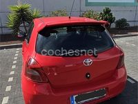 Usado Toyota Yaris Sol 87 CV (63 kW) 2006 Rojo Berlina