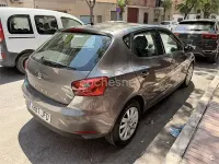 Usado Seat Ibiza Reference 85 CV (62 kW) 2015 Gris / plata Berlina