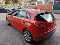 Usado Hyundai i30 120 CV (88 kW) 2017 Rojo Berlina