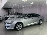 Usado Opel Insignia Selective 136 CV (100 kW) 2019 Gris / plata Berlina