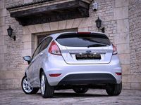 Usado Ford Fiesta Trend 82 CV (60 kW) 2017 Gris / plata Berlina