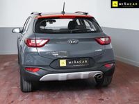 Usado Kia Stonic 100 CV (73 kW) 2021 Gris SUV